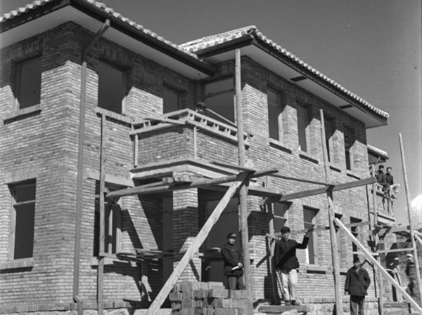 1956年，建设中的教授楼，现为保卫科及博达公司_副本_副本.jpg